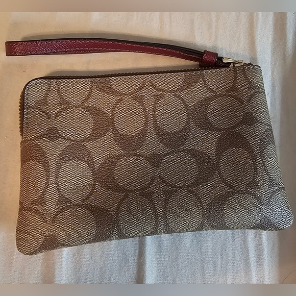 Coach Metallic Cherry and Signature Monogramm Crossgrain Leather Wristlet NWOT - Picture 2 of 12